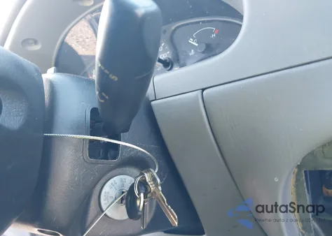 1999 Ford Escort Se z USA, uszkodzony, nr VIN 1FAFP13P1XW185662